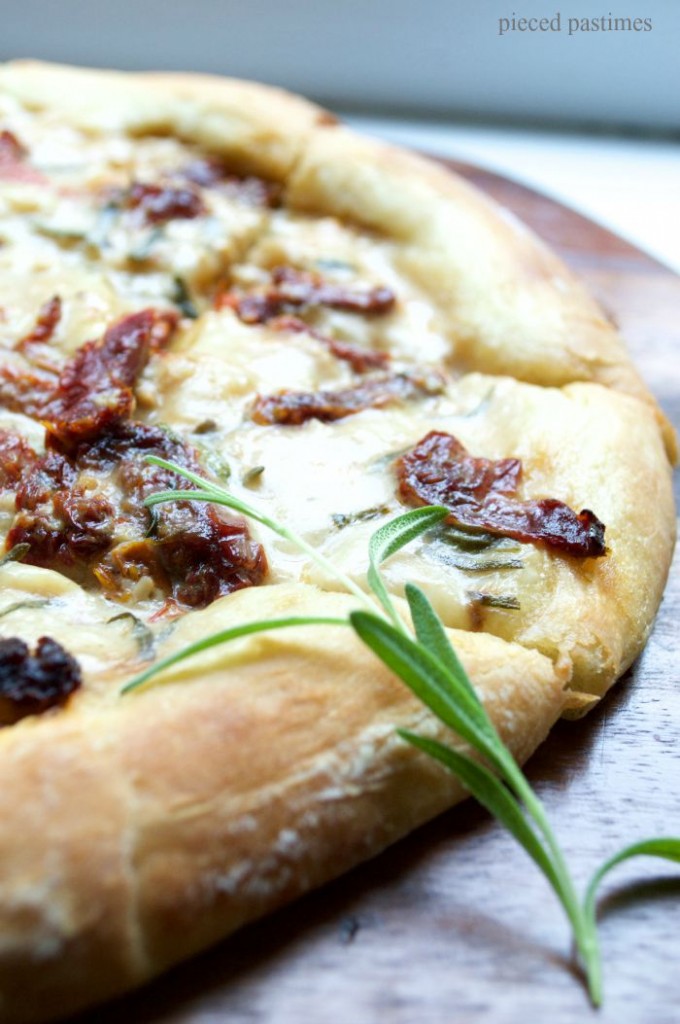 http://piecedpastimes.blogspot.com/2015/09/white-pizza-with-garlic-coconut-sauce.html